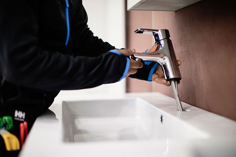 Rørlegger fra VB Rørlegger Sunde monterer blandebatteri på servant